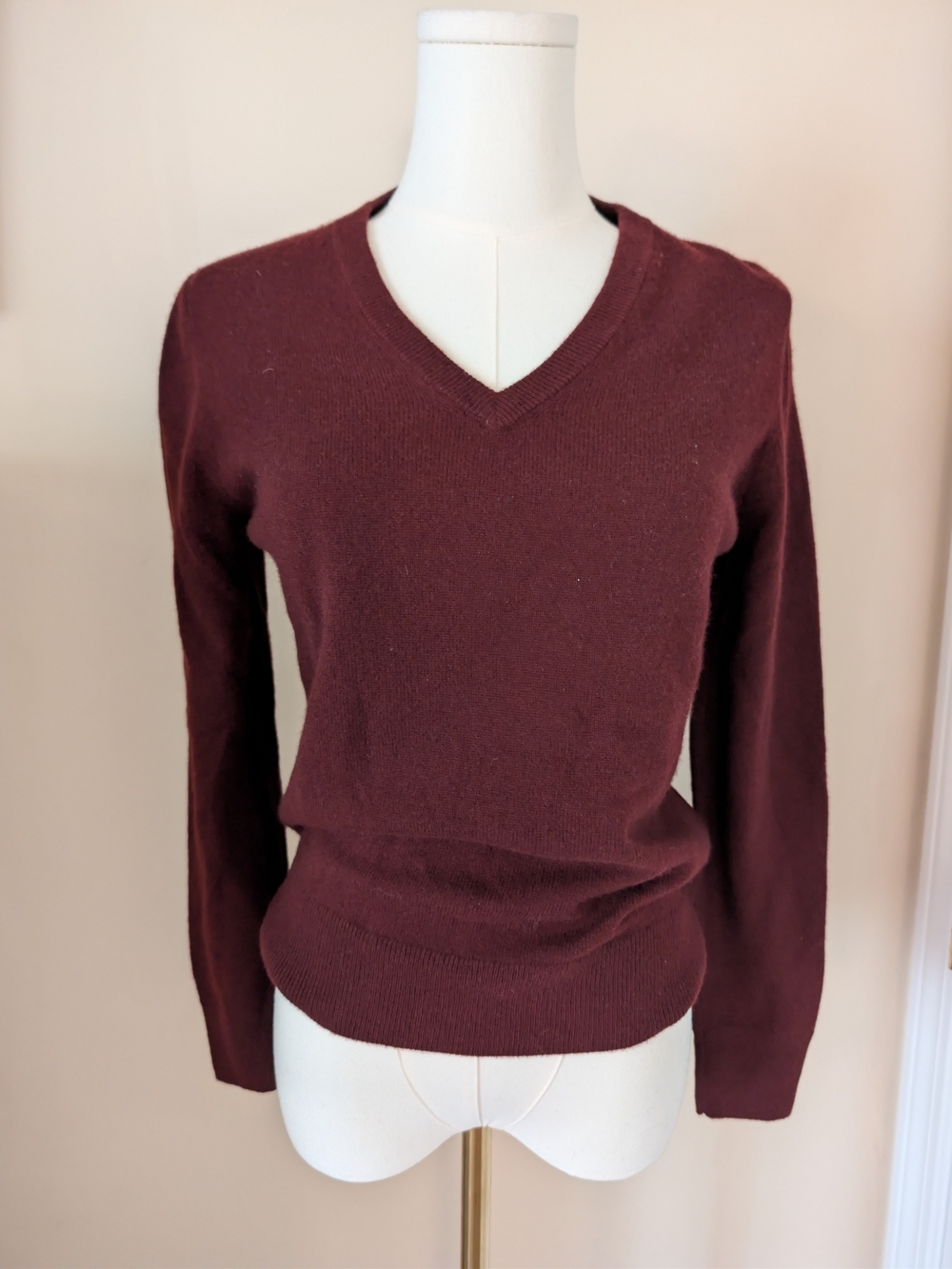 Quince 100% Mongolian Cashmere V-Neck Sweater Burgundy Wine Red Small NWOT